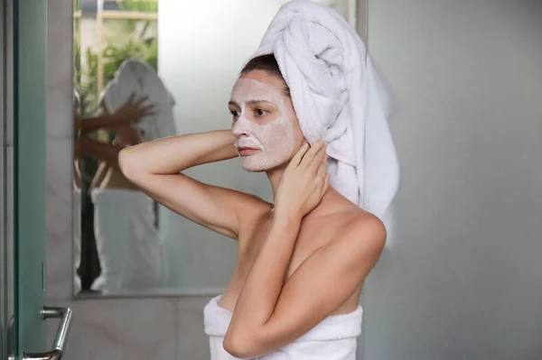 Jovem Mulher Banheiro Envolto Toalhas Com Máscara Facial Home Spa — Fotografia de Stock