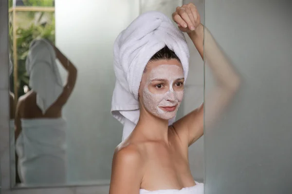 Ung Kvinna Badrummet Insvept Handdukar Med Ansiktsmask Hem Spa Och — Stockfoto