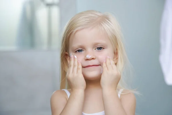 Adorable Rubia Caucásica Niña Aplicando Crema Cara — Foto de Stock