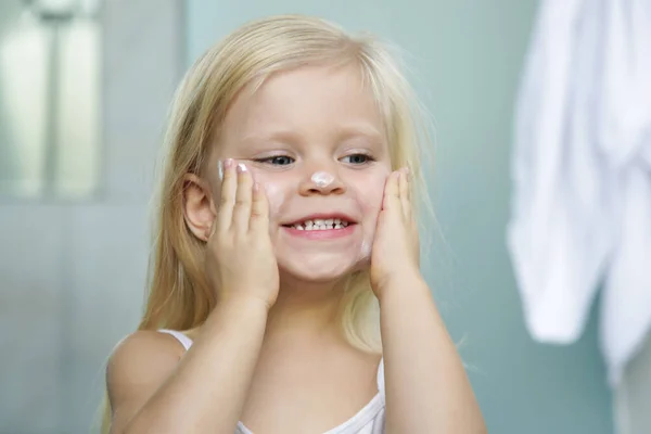 Adorable Rubia Caucásica Niña Aplicando Crema Cara — Foto de Stock