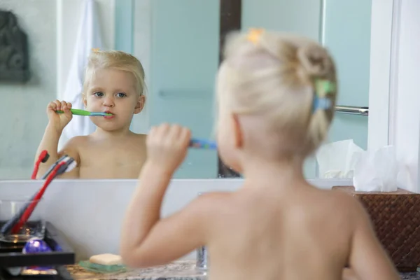 Bedårande Gammal Flicka Borsta Tänderna Badrummet — Stockfoto