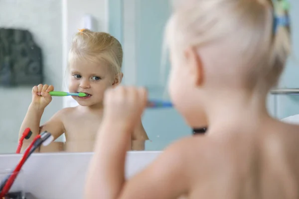 Rozkošný Letá Dívka Čištění Zubů Koupelně — Stock fotografie