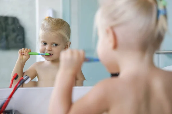 Bedårande Gammal Flicka Borsta Tänderna Badrummet — Stockfoto