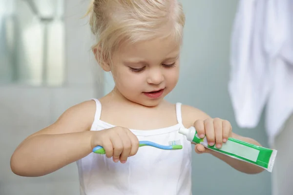 Adorable Niña Años Cepillándose Los Dientes Baño — Foto de Stock