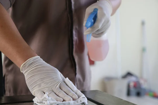 Limpieza Desinfección Superficies Contra Virus Corona Con Detergente Aerosol Guantes —  Fotos de Stock