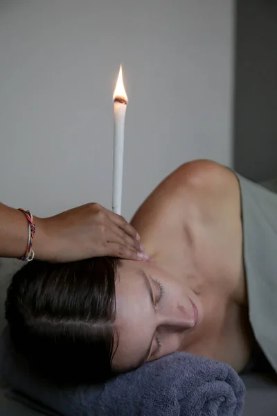 Женщина Получает Ушную Свечу Спа Конусная Термико Ушная Терапия — стоковое фото