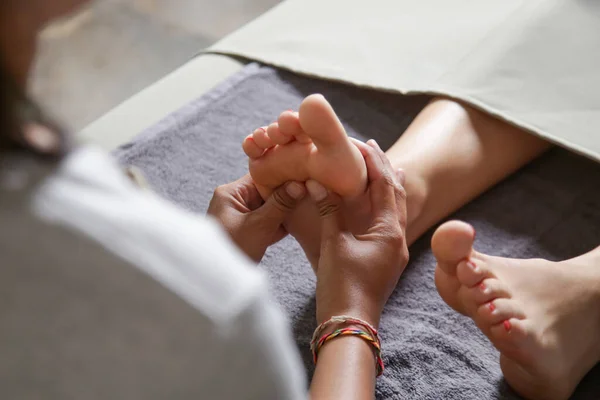 Jovem Mulher Com Pés Massagem Salão Beleza Vista Perto — Fotografia de Stock