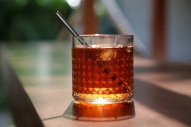 Barda bir bardak buzlu çay.