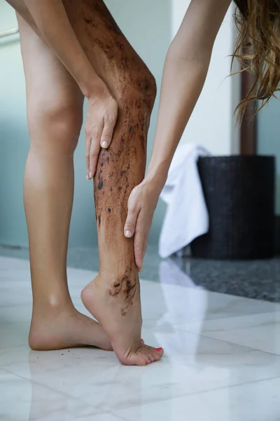 Diy咖啡刷 美肤护理 年轻女人把咖啡擦拭在腿上 — 图库照片