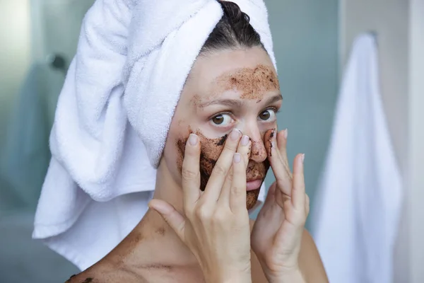 Gör Det Själv Kaffe Skrubba Ansikte Mask Skönhetsvård Porträtt Ung — Stockfoto