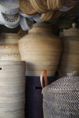 El yapımı örülmüş Hint kumaşı. Hasır mağazası. Sanat pazarı. Rattan sepetleri. Rattan veya bambu el işi. Bali 'de el yapımı.