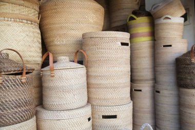 El yapımı örülmüş Hint kumaşı. Hasır mağazası. Sanat pazarı. Rattan sepetleri. Rattan veya bambu el işi. Bali 'de el yapımı.