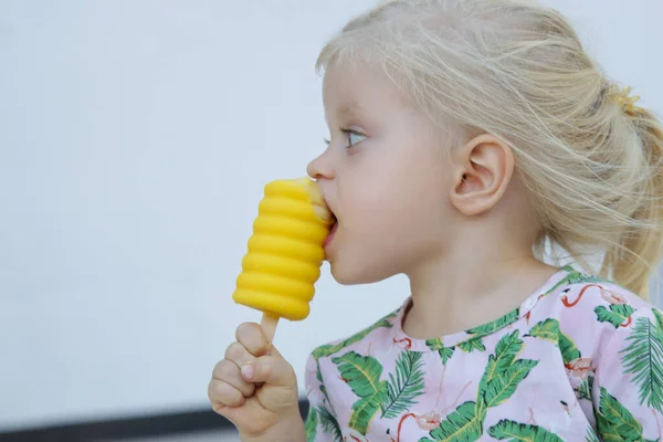 Menina Bonito Criança Comendo Picolé Amarelo Retrato Livre Sincero Criança — Fotografia de Stock