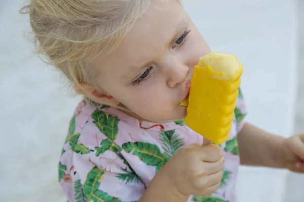 Menina Bonito Criança Comendo Picolé Amarelo Retrato Livre Sincero Criança — Fotografia de Stock