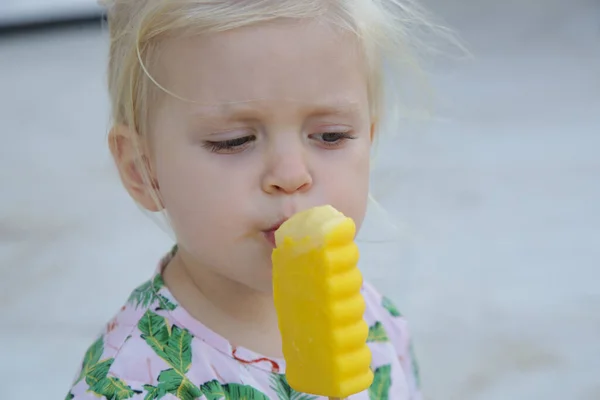 Menina Bonito Criança Comendo Picolé Amarelo Retrato Livre Sincero Criança — Fotografia de Stock
