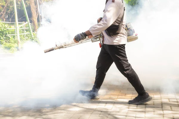Ruční Komáři Mlha Muž Mlží Aby Odstranil Komáry Dvora Komár — Stock fotografie