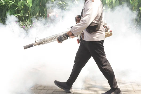 Ruční Komáři Mlha Muž Mlží Aby Odstranil Komáry Dvora Komár — Stock fotografie