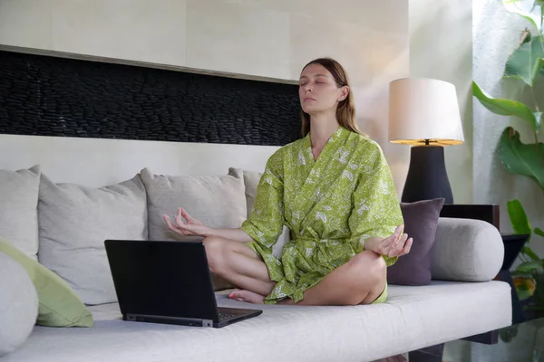 Mujer Joven Meditando Casa Delante Laptop Bienestar Alivio Del Estrés — Foto de Stock