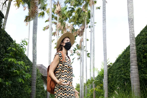 Mujer Turista Con Máscara Protectora Mujer Con Sombrero Paja Máscara —  Fotos de Stock