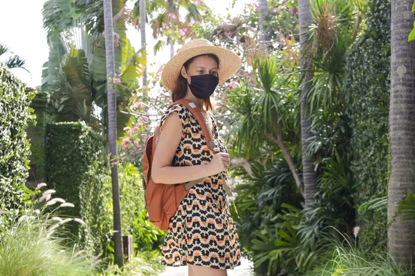 Mujer Turista Con Máscara Protectora Mujer Con Sombrero Paja Máscara —  Fotos de Stock