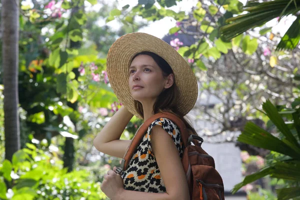 Donna Turistica Con Cappello Paglia Zaino Arancione Durante Vacanze Estive — Foto Stock