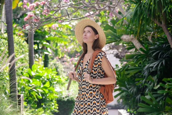 Touriste Femme Portant Chapeau Paille Sac Dos Orange Sur Ses — Photo