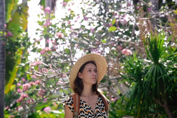 Donna Turistica Con Cappello Paglia Zaino Arancione Durante Vacanze Estive — Foto Stock