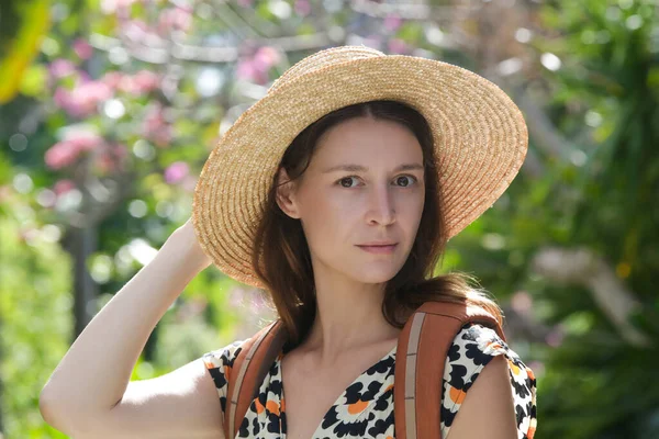 Donna Turistica Con Cappello Paglia Zaino Arancione Durante Vacanze Estive — Foto Stock