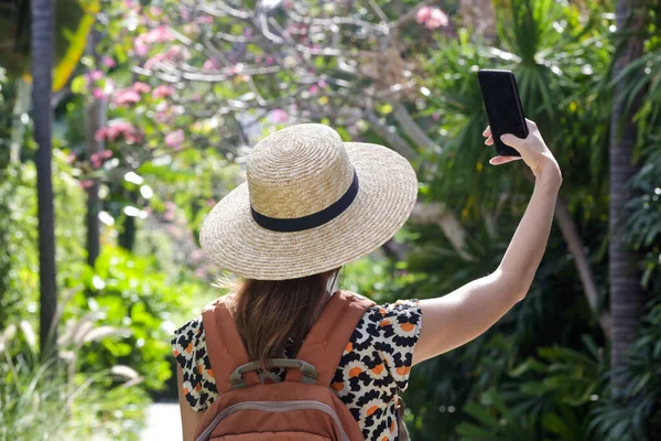 Turystka Masce Ochronnej Robiąca Zdjęcia Telefonem Komórkowym Kobieta Słomkowym Kapeluszu — Zdjęcie stockowe
