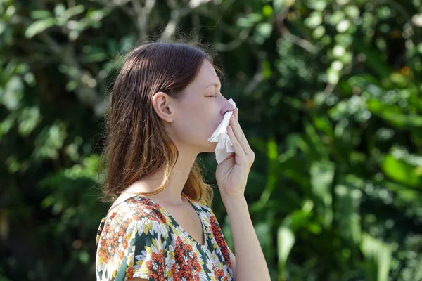 Alergias Sazonais Menina Soprando Nariz Espirrando Tecido Parque — Fotografia de Stock