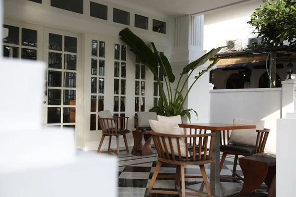 Stilvolles Restaurant Mit Schwarzen Und Weißen Keramikfliesen Boden Und Holzmöbeln — Stockfoto