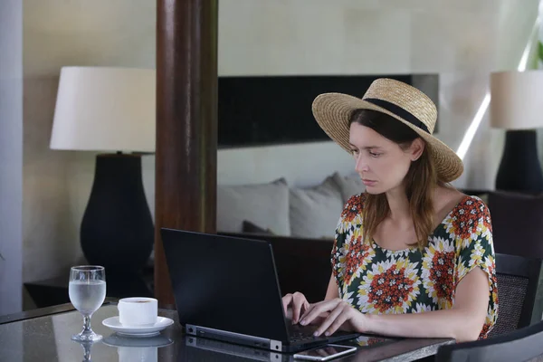 年轻女人在家里工作的肖像 博客作者 自由职业者或学生在笔记本电脑前 — 图库照片