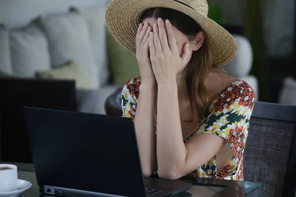 年轻忧心忡忡 情绪低落的女人在家里工作的画像 博客作者 自由职业者或学生在笔记本电脑前用手捂住脸 — 图库照片