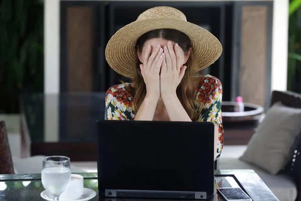 年轻忧心忡忡 情绪低落的女人在家里工作的画像 博客作者 自由职业者或学生在笔记本电脑前用手捂住脸 — 图库照片