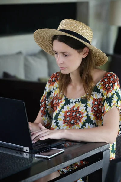 年轻女人在家里工作的肖像 博客作者 自由职业者或学生在笔记本电脑前 — 图库照片