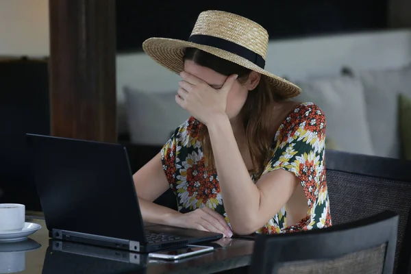 Portret Van Een Jonge Bezorgde Depressieve Vrouw Die Thuis Werkt — Stockfoto