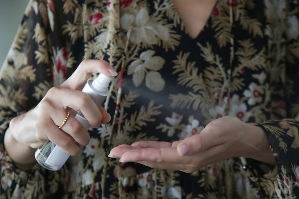 Manos Rociadas Spray Antibacteriano Para Manos Mujer Pulverizar Manos Desinfectante — Foto de Stock