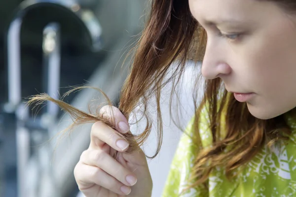 Kobieta Patrząc Jej Suche Splątane Końce Włosów — Zdjęcie stockowe