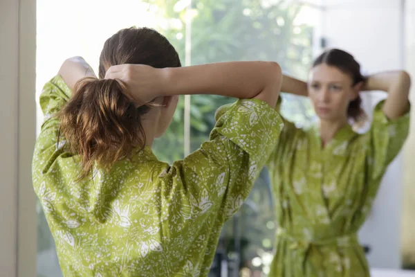 Jovem Morena Aplicando Óleo Cabelo Com Dedos Banheiro — Fotografia de Stock