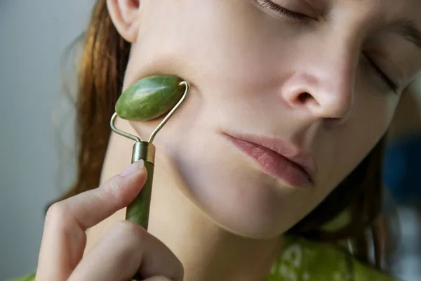 Massage Visage Femme Utilisant Rouleau Facial Jade Pour Les Soins — Photo