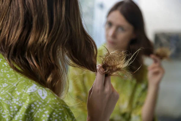 Mujer Mirando Sus Cabellos Secos Enredados —  Fotos de Stock