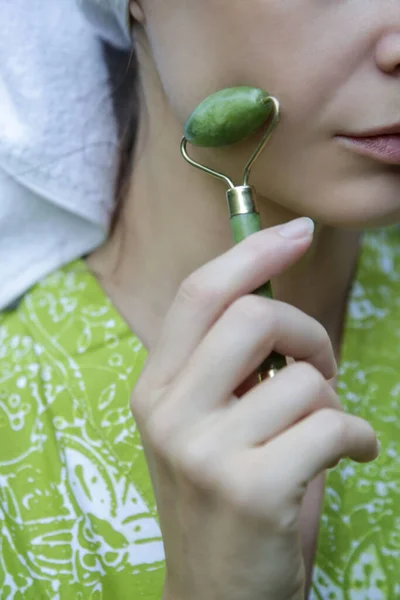 Massagem Facial Mulher Usando Jade Rolo Rosto Para Cuidados Com — Fotografia de Stock