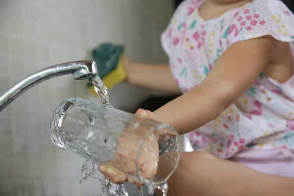 Criança Lavar Pratos Cozinha Bonito Menina Dois Anos Lava Vidro — Fotografia de Stock