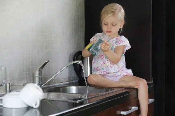 Lave Vaisselle Pour Enfants Dans Cuisine Jolie Fille Deux Ans — Photo