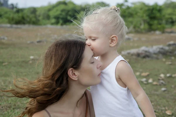Retrato Franco Aire Libre Madre Con Hija Pequeña Tiempo Familiar — Foto de Stock