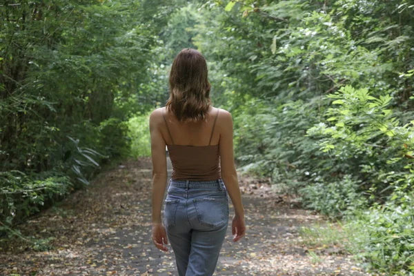 Portret Van Een Ontspannen Blanke Vrouw Camisole Shirt Jeans Genietend — Stockfoto