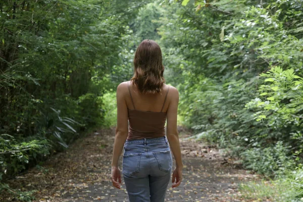 Retrato Uma Mulher Caucasiana Relaxada Camisola Jeans Desfrutando Fresco Floresta — Fotografia de Stock