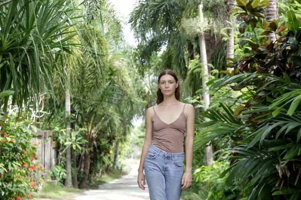 Hermosa Mujer Caucásica Camiseta Jeans Caminando Por Calle Isla Tropical —  Fotos de Stock
