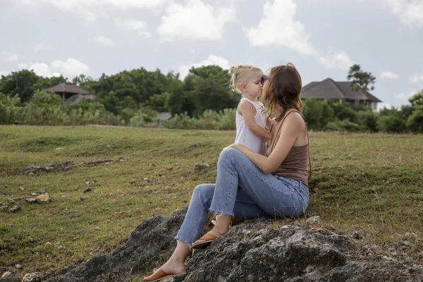 Friluftsliv Uppriktigt Porträtt Mor Med Sin Småbarn Flicka Familjetid Naturen — Stockfoto