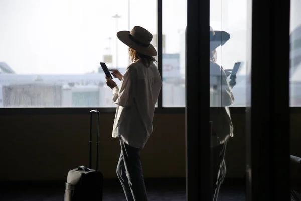 Femme Touristique Avec Chapeau Bagages Main Attente Vol Aéroport — Photo